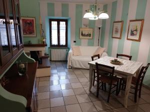 een woonkamer met een tafel en een bank bij Casa Rosita vista lago in Bolsena