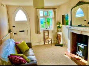 sala de estar con sofá y chimenea en Number36, hills garden access, unique retreat en Great Malvern
