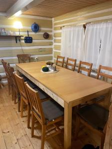 comedor con mesa de madera y sillas en Romantická chalupa Timka, en Dolni Dvur