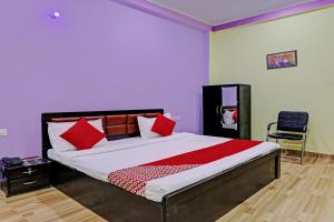 Una cama o camas en una habitación de OYO Flagship 81471 Hotel Banaras Inn