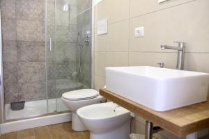 Ένα μπάνιο στο Antares Rooms