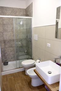 y baño con ducha, aseo y lavamanos. en Antares Rooms en Castellabate