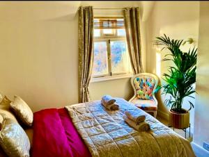 1 dormitorio con 2 personas en una cama en Number36, hills garden access, unique retreat en Great Malvern