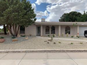 een bakstenen huis met een auto ervoor geparkeerd bij Private Beach Volleyball Retreat 3 in Las Cruces