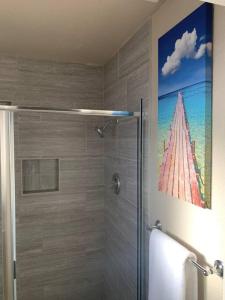 een badkamer met een douche en een schilderij aan de muur bij Private Beach Volleyball Retreat 3 in Las Cruces