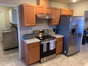 een keuken met een fornuis en een koelkast bij Private Beach Volleyball Retreat 3 in Las Cruces +7 foto's