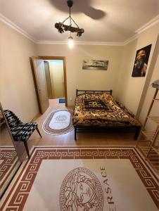 een slaapkamer met een bed en een stoel bij Great Sea View in Istanbul