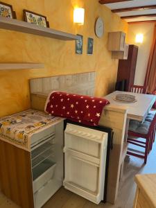 - une petite cuisine avec un comptoir et une table dans l'établissement La Casa Bianca - ski, hike & bike, à Passo del Tonale