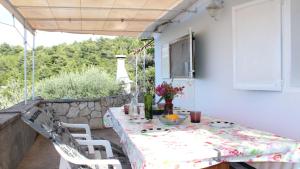 una mesa y sillas en un patio en House Biondina, en Vela Luka