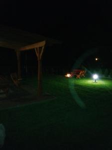 una mesa de picnic en un campo por la noche en Urokliwy domek nad Jeziorem 2, en Dąbrówno