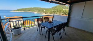 a table and chairs on a balcony with a view of the ocean at Apartment Moli Onte Holiday in Milna
