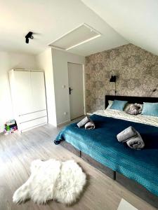 Ένα ή περισσότερα κρεβάτια σε δωμάτιο στο Domek Leo's House