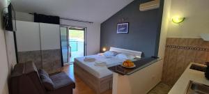 a small bedroom with a bed and a bathroom at Apartment Moli Onte Holiday in Milna