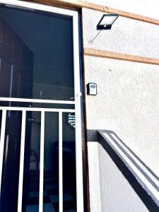 una puerta de cristal de un edificio con una cámara de seguridad en Casa Carlota en Tijuana