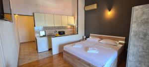 a small bedroom with a bed and a small kitchen at Apartment Moli Onte Holiday in Milna +18 photos