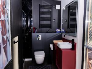 mała łazienka z toaletą i umywalką w obiekcie Domek Energia w mieście Borków +14 zdjęć