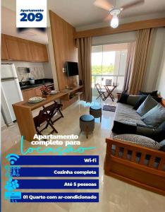 sala de estar con sofá y cocina en CALDAS NOVAS - RECANTO DO BOSQUE Flat Service AP209, en Caldas Novas