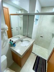 y baño con lavabo y ducha. en CALDAS NOVAS - RECANTO DO BOSQUE Flat Service AP209 en Caldas Novas