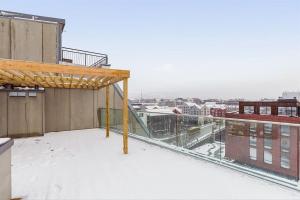 een balkon met sneeuw op het dak van een gebouw bij NEW modern apartment at Solsiden in Trondheim +2 foto's