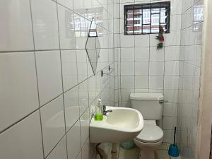 bagno bianco con servizi igienici e lavandino di Tamernique Apartments a DʼArbeau