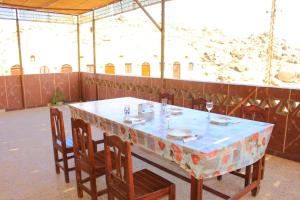 een tafel met stoelen en een blauwe tafeldoek erop bij KoshTaka-كوشتاكا in Naj‘ al Maḩaţţah