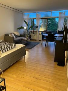 uma sala de estar com um sofá e uma sala de jantar em Skøn stort arkitekt tegnet lejlighed em Charlottenlund