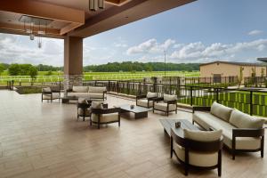 une grande terrasse avec des canapés, des chaises et des tables dans l'établissement SpringHill Suites by Marriott Franklin Mint, à Franklin