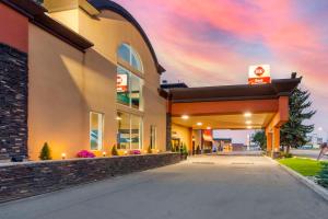 una gasolinera con una puesta de sol en el fondo en Best Western PLUS City Centre Inn en Edmonton