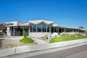 un edificio en una calle con una carretera en Quality Inn Idaho Falls, en Idaho Falls