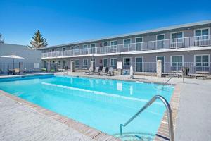 a large swimming pool in front of a building at Quality Inn Idaho Falls in Idaho Falls