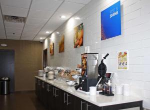 a counter in a room with a counter sidx sidx sidx at Comfort Inn & Suites in Grenada