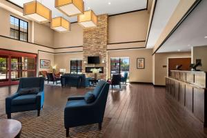 卡納布的住宿－Comfort Suites Kanab National Park Area，一个带椅子的大堂和一间客厅