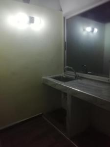 ein Bad mit einem Waschbecken und einem Spiegel in der Unterkunft R&r in Skhirat