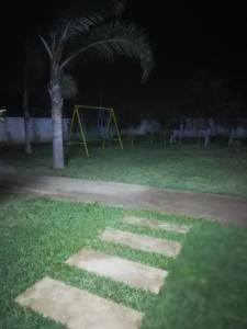 ein Park in der Nacht mit Spielplatz und Schaukel in der Unterkunft R&r in Skhirat