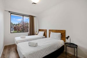 2 Betten in einem Zimmer mit Fenster in der Unterkunft Econo Lodge Lilydale in Lilydale
