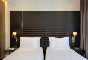 Ein Bett oder Betten in einem Zimmer der Unterkunft art'otel Zagreb, Powered by Radisson Hotels
