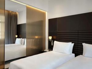 Ein Bett oder Betten in einem Zimmer der Unterkunft art'otel Zagreb, Powered by Radisson Hotels