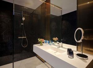 Ein Badezimmer in der Unterkunft art'otel Zagreb, Powered by Radisson Hotels
