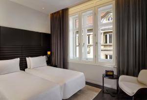 Ein Bett oder Betten in einem Zimmer der Unterkunft art'otel Zagreb, Powered by Radisson Hotels