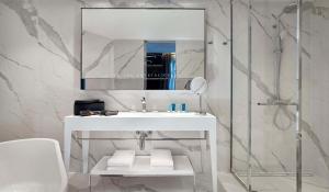 Ein Badezimmer in der Unterkunft art'otel Zagreb, Powered by Radisson Hotels