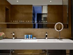 Ein Badezimmer in der Unterkunft art'otel Zagreb, Powered by Radisson Hotels