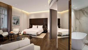 Ein Bett oder Betten in einem Zimmer der Unterkunft art'otel Zagreb, Powered by Radisson Hotels