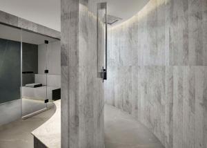 Ein Badezimmer in der Unterkunft art'otel Zagreb, Powered by Radisson Hotels