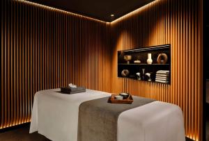 Ein Bett oder Betten in einem Zimmer der Unterkunft art'otel Zagreb, Powered by Radisson Hotels