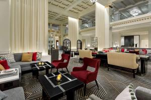 Uma área de estar em Hilton Boston Park Plaza