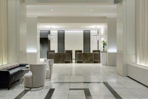 Uma área de estar em Hilton Boston Park Plaza