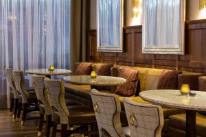 Uma área de estar em Hilton Boston Park Plaza