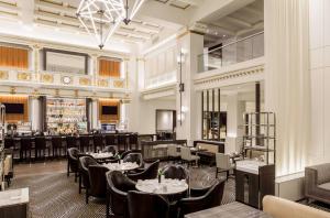 Um restaurante ou outro lugar para comer em Hilton Boston Park Plaza