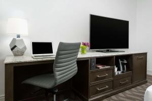 Uma TV ou centro de entretenimento em Hilton Boston Park Plaza