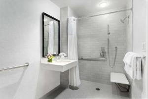 Um banheiro em Hilton Boston Park Plaza
